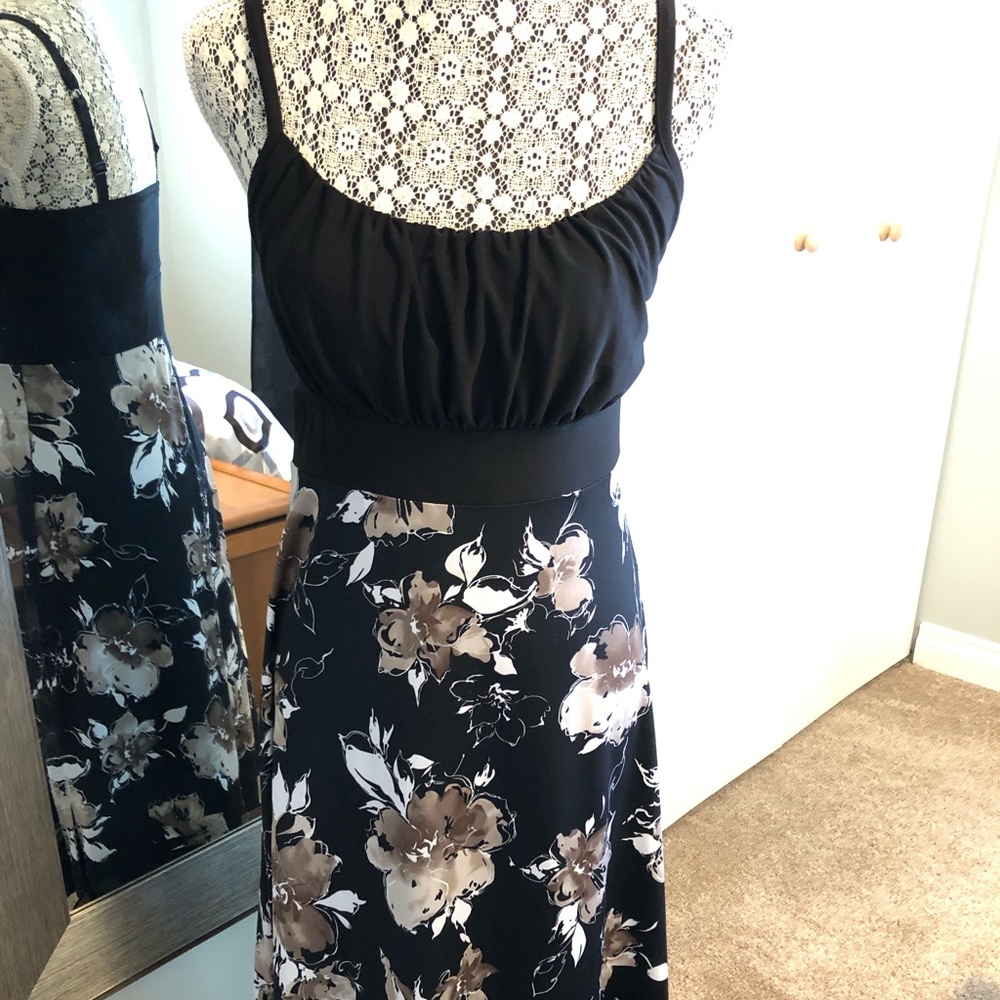 BNWOT Denver Hayes Fitted MIDI Dress with Adjustable Straps & a Built in Bra